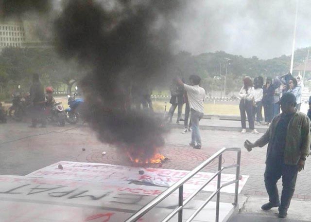 USUT TUNTAS: Siapa pembakar jas almamater dan pelaku perusakan lainnya bakal diusut tim Unesa. | Foto: IST