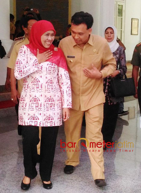 SAMBUTAN HANGAT RA MOMON: Bupati Bangkalan, RK Muh Makmun Ibnu Fuad menyambut hangat dan membisikkan sesuatu kepada Khofifah usai penyaluran PKH di Pendopo Agung Kabupaten Bangkalan. | Foto: Barometerjatim.com/ROY HASIBUAN