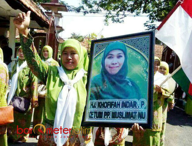 'TERLECUT': Warga Muslimat NU Pamekasan mendukung penuh Khofifah Indar Parawansa dan siap memenangkannya di Pilgub Jatim 2018. | Foto: Barometerjatim.com/ROY HASIBUAN 