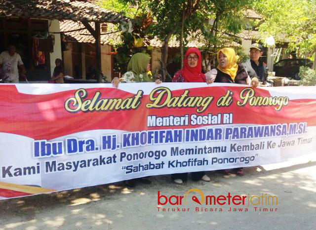 SAHABAT KHOFIFAH PONOROGO: Kehadiran Khofifah Indar Parawansa disambut dengan spanduk yang memintanya kembali ke Jawa Timur. | Foto: Barometerjatim.com/ABDILLAH HR