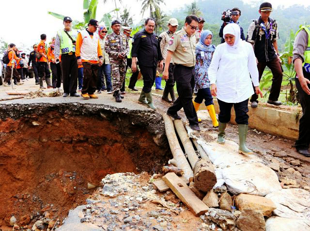AKSES JALAN TERPUTUS: Mensos Sosial Khofifah Indar Parawansa melewati jalan berlubang akibat musibah tanah longsor di Pangandaran. | Foto: Ist