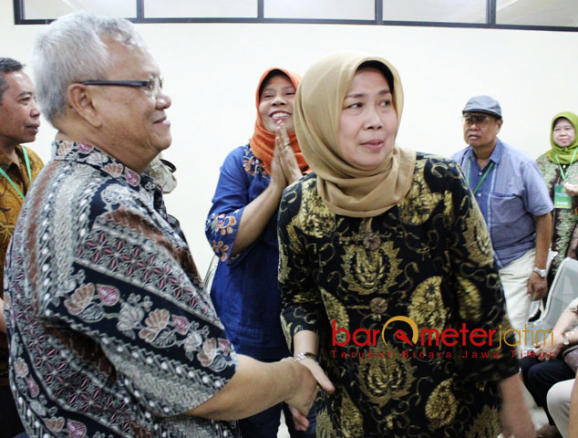 SESAMA TERDAKWA: Terdakwa Bambang Heryanto (kiri) mendapat ucapan selamat dari terdakwa Rohayati usai persidangan dugaan suap DPRD Jatim di Pengadilan Tipikor Surabaya, Jumat (27/10).