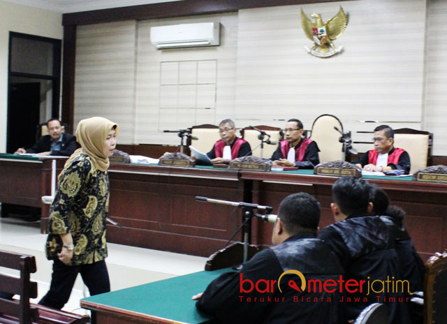 VONIS 1 TAHUN PENJARA: Rohayati dalam sidang putusan di Pengadilan Tipikor Surabaya, Jumat (27/10). Mantan Kepala Dinas Peternakan Jatim itu divonis 1 tahun penjara. | Foto: Barometerjatim.com/ROY HASIBUAN