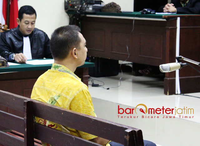 TERIMA RP 250 JUTA: Kabil Mubarok mendengarkan JPU KPK membacakan dakwaan. Kabil didakwa menerima total Rp 250 juta dalam kasus ini. | Foto: Barometerjatim.com/ROY HASIBUAN