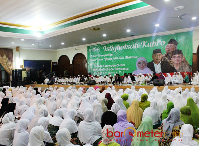 ISTIGHOTSAH DI GEDUNG MILIK PCNU: Ribuan jamaah Mualimat NU dan para kiai di Sidoarjo menggelar istighotsah kubro bersama Khofifah Indar Parawansa di aula Gedung Rohmatul Umah. | Foto: Barometerjatim.com/ROY HASIBUAN