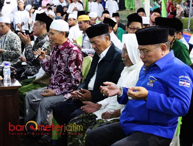 DEMOKRAT & KIAI PONPES: Wakil Ketua DPD Partai Demokrat Jatim, Kuswanto larut dalam doa bersama para kiai pengasuh pondok pesantren. | Foto: Barometerjatim.com/ROY HASIBUAN 