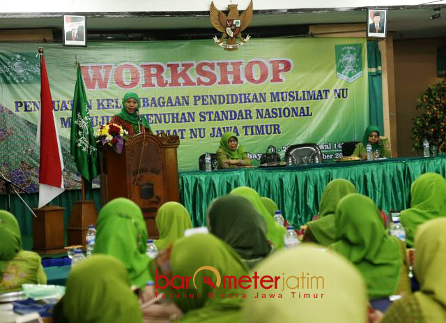MUSLIMAT SE-JATIM BERKUMPUL: Khofifah memberikan arahan dalam workshop penguatan kelembagaan pendidikan Muslimat NU yang dihadiri pengurus cabang Muslimat NU se-Jatim di Asrama Haji Sukolilo, Surabaya, Jumat (24/11). | Foto: Barometerjatim.com/ROY HASIBUAN