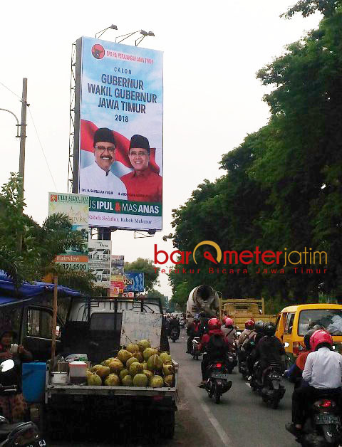 SOAL ETIKA BERPOLITIK: Reklame bergambar Gus Ipul-Azwar Anas di pinggir jalan dekat Bundaran Aloha, Sidoarjo. | Foto: Barometerjatim.com/ROY HASIBUAN