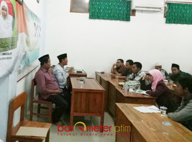 KONSOLIDASI JELANG DEKLARASI: Ali Azhar (kiri) dan Muslih HS saat memimpin konsolidasi jelang deklarasi 12 November 2017. | Foto: Barometerjatim.com/ROY HASIBUAN