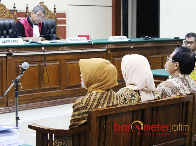 BERSAKSI: (Dari kiri) Juliani Poliswari, Wemmi Niamawati (kepala dinas), Maskur (mantan kepala dinas) saat bersaksi di Pengadilan Tipikor Surabaya. | Foto: Barometerjatim.com/ROY HASIBUAN
