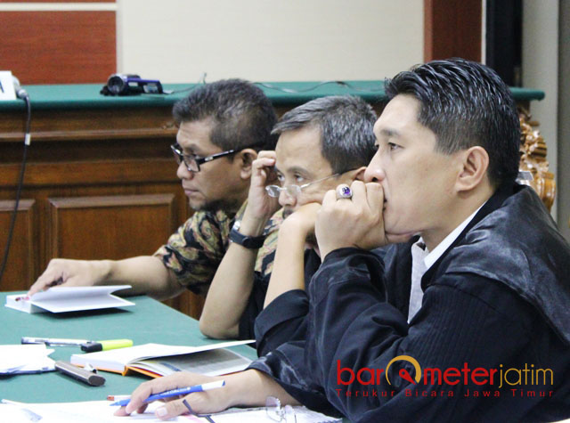 TERDAKWA: Mochamad Basuki (kiri) dan penasihat hukumnya dalam persidangan di Pengadilan Tipikor Surabaya, Senin (13/11). | Foto: Barometerjatim.com/ROY HASIBUAN