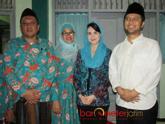 SAMBUTAN TUAN RUMAH: Gus Irsyad bersama istri menyambut kehadiran Emil Dardak-Arumi Bachsin di di Ponpes Bumi Aswaja, Gresik, Sabtu (23/12). | Foto: Barometerjatim.com/Didik Hendriyono