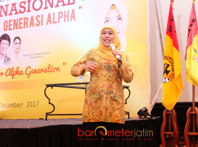 MENTERI SERBA BISA: Mensos Khofifah Indar Parawansa tampil sebagai keynote speaker seminar nasional yang digelar Pengurus Gerakan Perempuan MKGR di Surabaya, Jumat (22/12). | Foto: Barometerjatim.com/ABDILLAH HR