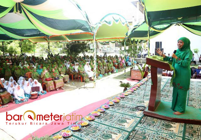 MUSLIMAT NU BERSATU: Khofifah Indar Parawansa memberikan ceramah saat peringatan Maulidur Rasul Saw dan Haul ke-6 KH Chalid Elbushairy di Ponpes Raudlatul Ulum Arrahmaniyah Pramian, Kecamatan Sreseh, Sampang. | Foto: Barometerjatim.com/ROY HASIBUAN