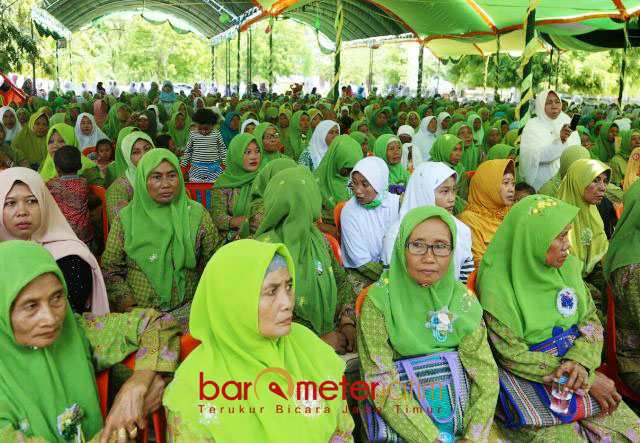 JANGAN RUSAK UPAYA PERDAMAIAN: Khofifah Indar Parawansa bersama warga Muslimat NU Sampang, langkah Donald Trump hanya merusak upaya perdamaian Palestina-Isarel. | Foto: Barometerjatim.com/ROY HASIBUAN