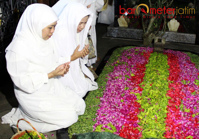 ZIARAH: Khofifah Indar Parawansa berziarah ke makam Gus Dur usai haul ke-8 Gus Dur di Ponpes Tebuireng. | Foto: Barometerjatim.com/ABDILLAH HR