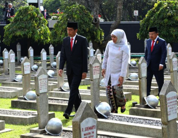 PUTRA-PUTRI BANGSA BERPRESTASI: Presiden Joko Widodo, Mensos Khofifah Indar Parawansa dan Wapres Jusuf Kalla di Taman Makam Pahlawan Nasional Utama, Kalibata. | Foto: Ist