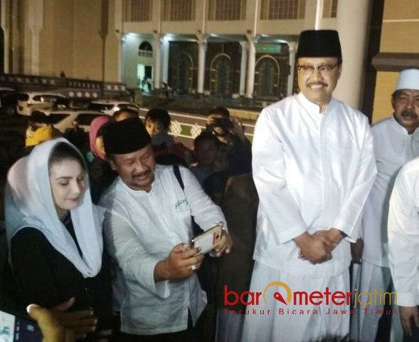 MAGNET ARUMI: Tak hanya jamaah perempuan, jamaah laki-laki juga meminta foto bareng Arumi Bachsin. | Foto: Barometerjatim.com/ABDULLAH HR