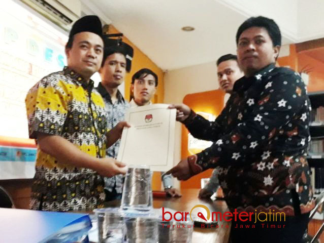 SELESAI DAN LENGKAP: Divisi Teknis KPU Jatim, Muhammad Arbayanto (kiri) menyerahkan tanda terima resmi dokumen perbaikan pasangan Khofifah-Emil. | Foto: Barometerjatim.com/ROY HASIBUAN