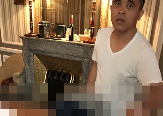 LAGI, FOTO MIRIP ANAS: Pria mirip Azwar Anas memegang sebuah power bank tanpa celana, diduga di sebuah kamar hotel mewah. | Foto: Ist