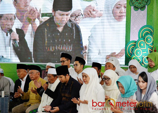 DOA UNTUK INDAR PARAWANSA: Khofifah Indar Parawansa, Emil Dardak, Arumi Bachsin, para kiai dan ibu nyai dalam haul ke-8 Indar Parawansa di Surabaya, Kamis (14/1). | Foto: Barometerjatim.com/MARIJAN AP