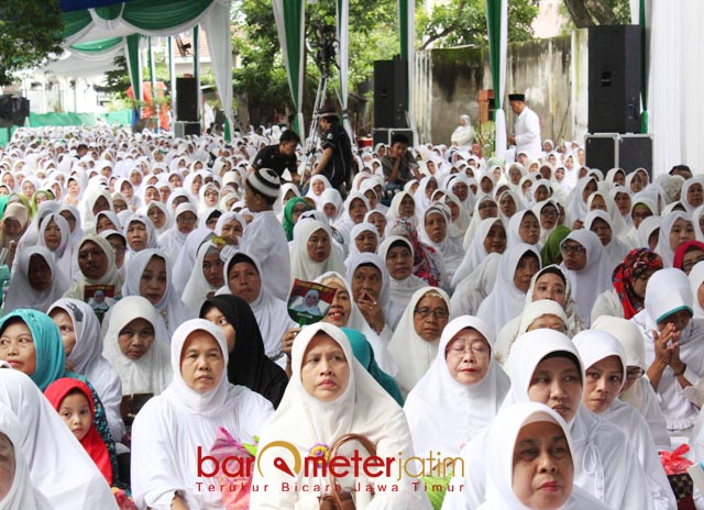 DARI BERBAGAI DAERAH: Jamaah perempuan 'mengular' sepanjang 150 meter dalam haul suami Khofifah di Jemursari, Surabaya, Minggu (14/1). | Foto: Barometerjatim.com/ABDILLAH HR