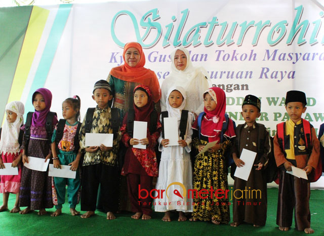 BERSAMA ANAK YATIM: Bakal Cagub Jatim, Khofifah memberikan santunan untuk anak yatim di Ponpes Darul Karomah Gunung Jati Pasuruan, Jumat (26/1). | Foto: Barometerjatim.com/ABDILLAH HR