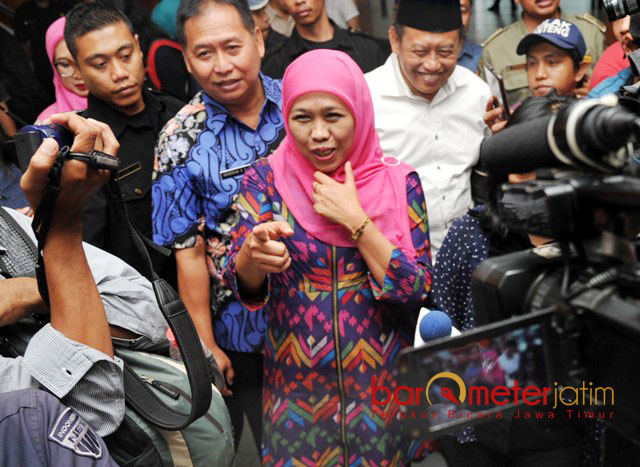PENUH SEMANGAT: Bakal Cagub Jatim, Khofifah Indar Parawansa usai menjalani tes psikologi di Gedung Graha Amerta Rumah Sakit Umum Daerah (RSUD) dr Soetomo, Surabaya, Kamis (11/1). | Foto: Barometerjatim.com/MARIJAN AP