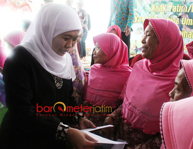 SUKA BERBAGI: Bakal Cagub Jatim, Khofifah Indar Parawasa memberikan bantuan untuk janda di Dusun Kasihan, Desa Ngepeh, Kecamatan Tugu, Trenggalek, Sabtu (27/1). | Foto: Barometerjatim.com/ABDILLAH HR