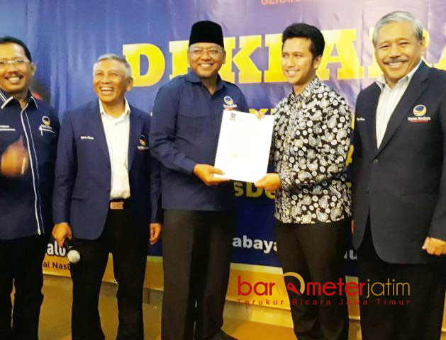 TAMBAHAN AMUNISI: Emil Dardak saat menerima penyerahan SK rekomendasi dari Partai Nasdem, Kamis (4/1). | Foto: Barometerjatim.com/ABDILLAH HR