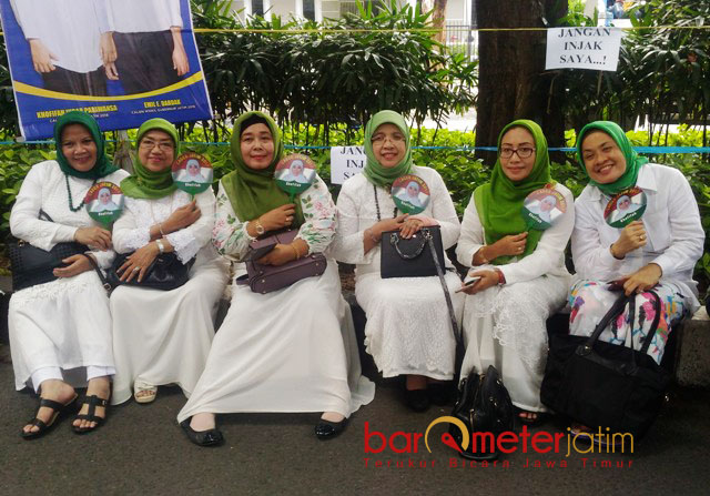DUKUNG KETUM NYAGUB: Sejumlah orang pengurus PP Muslimat NU datang khusus ke Surabaya untuk mengantarkan ketua umumnya, Khofifah mendaftar sebagai Cagub di KPU Jatim, Rabu (10/1). | Foto: Barometerjatim.com/ROY HASIBUAN