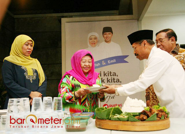 TUMPENG PEMENANGAN: KH M Roziqi memberikan potongan tumpeng untuk Nyai Hj Machfudhoh saat launching Posko Kerja. Minggu (21/1) malam. | Foto: Barometerjatim.com/MARIJAN AP