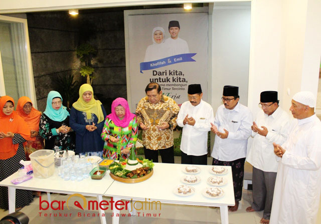 DOA BERSAMA: Bakal Cagub Jatim, Khofifah bersama senior tim pemenangan berdoa saat launching Posko Kerja, Minggu (21/1) malam. | Foto: Barometerjatim.com/MARIJAN AP