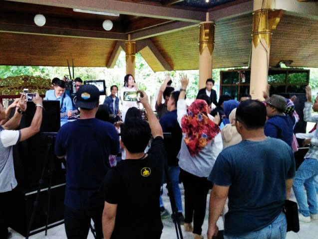 TERJANG ATURAN: Via Vallen syuting video klip untuk kampanye Saifullah-Puti di panggung Pendopo Kabupaten Sidoarjo, Senin (22/1) lalu. | Foto: Ist