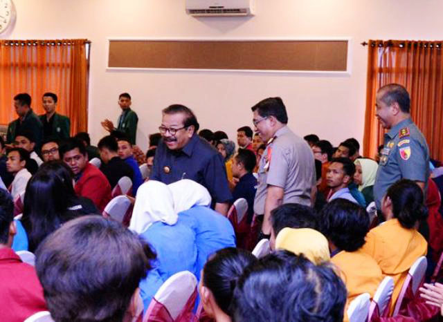 CANGKRUKAN BARENG BEM: Gubernur Soekarwo menghadiri acara Cangkrukan dengan Presiden BEM se-Jatim di Gedung Bhayangkari, Polda Jatim, Rabu (21/2). | Foto: Ist
