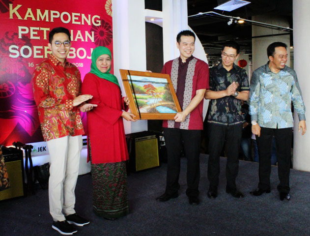 CENDERA MATA: Khofifah Indar Parawansa bersama Jalaluddin Mannagalli menerima cendera mata dari manajemen Marvell City. | Foto: Barometerjatim.com/ABDILLAH HR