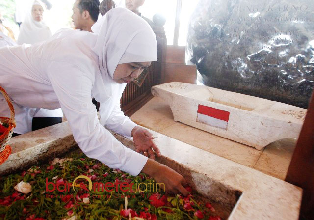 MAKAM BUNG KARNO: Cagub Khofifah Indar Parawansa ziarah ke makam Bung Karno di Blitar. | Foto: Barometerjatim.com/MARIJAN AP