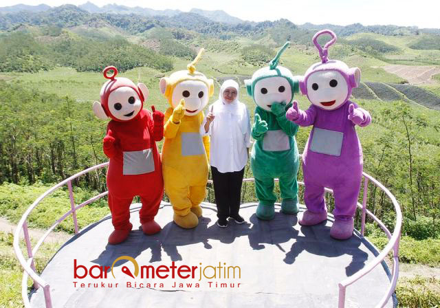 BUKIT TELETUBBIES: Cagub Khofifah Indar Parawansa berkunjung ke Bukit Teletubbies di Desa Wisata Sumberasi. | Foto: Barometerjatim.com/MARIJAN AP