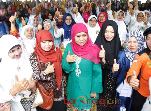 MENUJU JATIM 1: Khofifah bersama para pendukungnya dalam silaturahim dan konsolidasi ulama serta relawan di Ponpes Nurul Qarnain, Jember. | Foto: Barometerjatim.com/MARIJAN AP