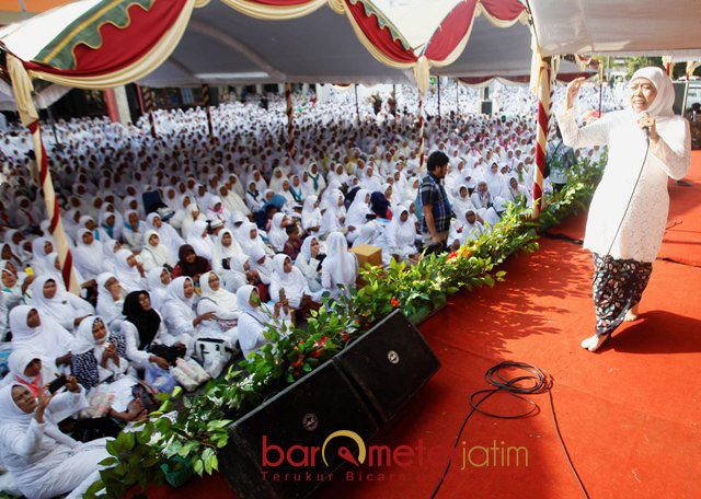 LAUTAN JILBAB PUTIH: Cagub Jatim, Khofifah Indar Parawansa saat Ngaji Bareng Muslimat NU dan IHMNU Bojonegoro, Selasa (27/2). | Foto: Barometerjatim.com/MARIJAN AP
