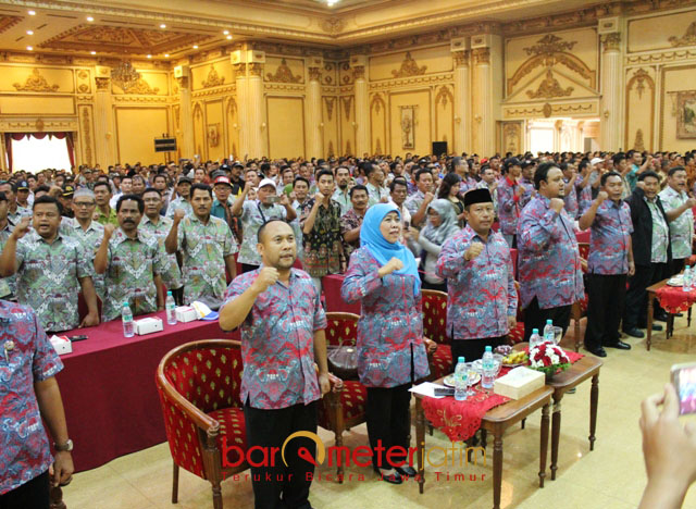 BULAT DUKUNG KHOFIFAH-EMIL: Perangkat desa se-Jatim bulat mendukung dan siap memenangkan pasangan Khofifah-Emil di Pilgub Jatim 2018. | Foto: Barometerjatim.com/ABDILLAH HR