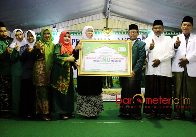 PIAGAM KOIN NU: Khofifah Indar Parawansa bersama para tokoh NU Tulungagung menunjukkan piagam Gerakan Koin MWCNU Kalidawir, Selasa (6/2) malam. | Foto: Barometerjatim.com/ABDILLAH HR