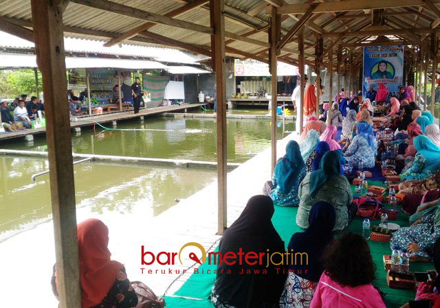 SEJUK DAN AKRAB: Lokasi silaturahim di tempat pemancingan membuat pertemuan Khofifah dengan Kompak berlangsung sejuk dan penuh keakraban. | Foto: Barometerjatim.com/ROY HASIBUAN