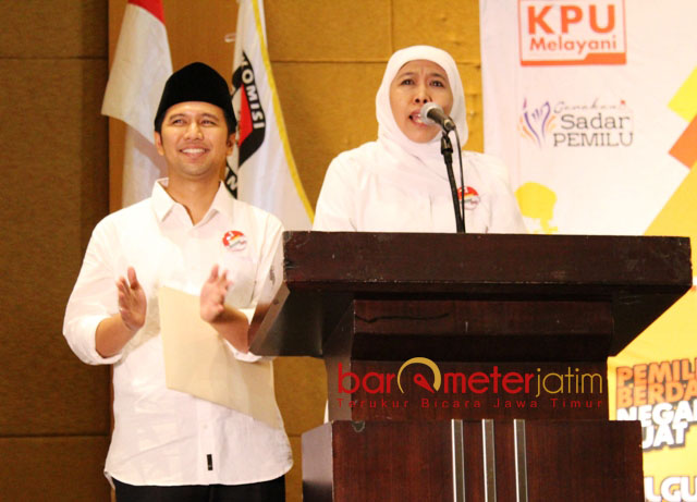 PERCEPATAN KESEJAHTERAAN: Paslon Khofifah-Emil menyampaikan pidato politik usai pengambilan nomor urut. | Foto: Barometerjatim.com/ABDILLAH HR