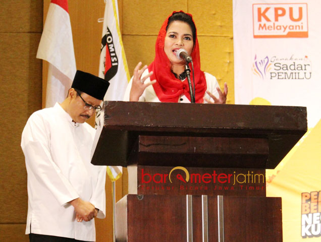 PERUBAHAN BERKELANJUTAN: Paslon Saifullah-Puti menyampaikan pidato politik usai pengambilan nomor urut. | Foto: Barometerjatim.com/ABDILLAH HR