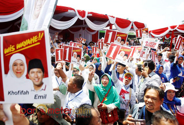 KUASAI LAPANGAN: Pendukung Khofifah-Emil menguasai arena deklarasi kampanye damai yang digelar KPU Jatim di Surabaya, Minggu (18/2). | Foto: Barometerjatim.com/MARIJAN AP