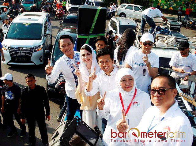 DIELU-ELUKAN PENGGUNA JALAN: Khofifah-Emil menuju arena deklarasi kampanye damai dengan menaiki truk terbuka bersama juara DAcademia 2, Danang Pradana Dieva. | Foto: Barometerjatim.com/MARIJAN AP