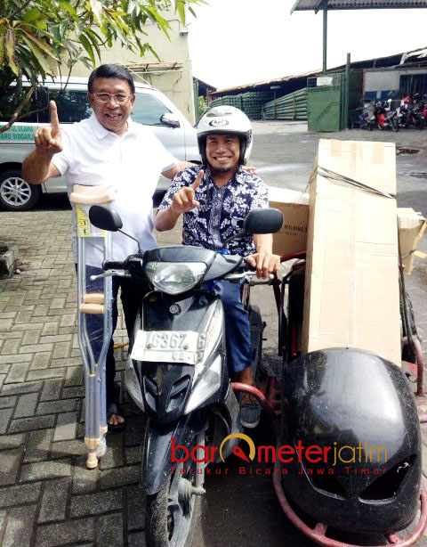 DUKUNG KHOFIFAH-EMIL: Haji Masnuh (kiri) dan salah seorang penyandang disabilitas menunjukkan jari telunjuk, simbol dukungan untuk paslon no urut 1, Khofifah-Emil. | Foto: Barometerjatim.com/ROY HASIBUAN