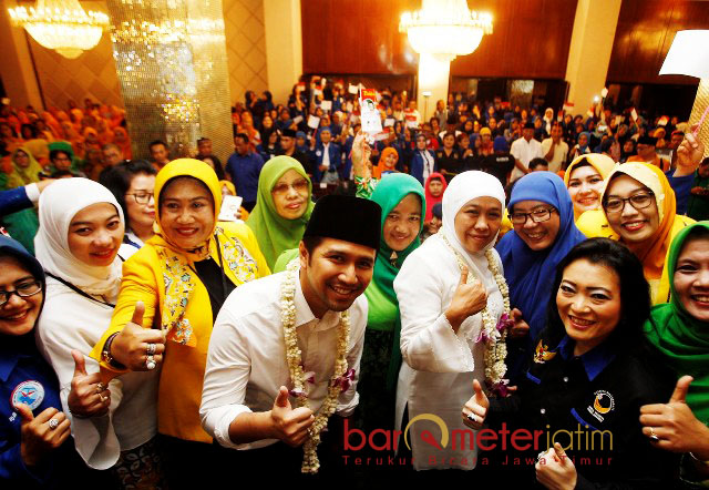 JAGA KEBERSAMAAN: Khofifah-Emil foto bersama usai menghadiri deklarasi dan konsolidasi pemenangan di Hotel Garden Palace, Surabaya, Senin (12/2). | Foto: Barometerjatim.com/MARIJAN AP