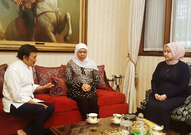 JURKAM KHOFIFAH-EMIL: Rhoma Irama bersama istrinya, Ricca Rachim menerima kedatangan Khofifah. Siap jurkam Khofifah-Emil. | Foto: Barometerjatim.com/ROY HASIBUAN
